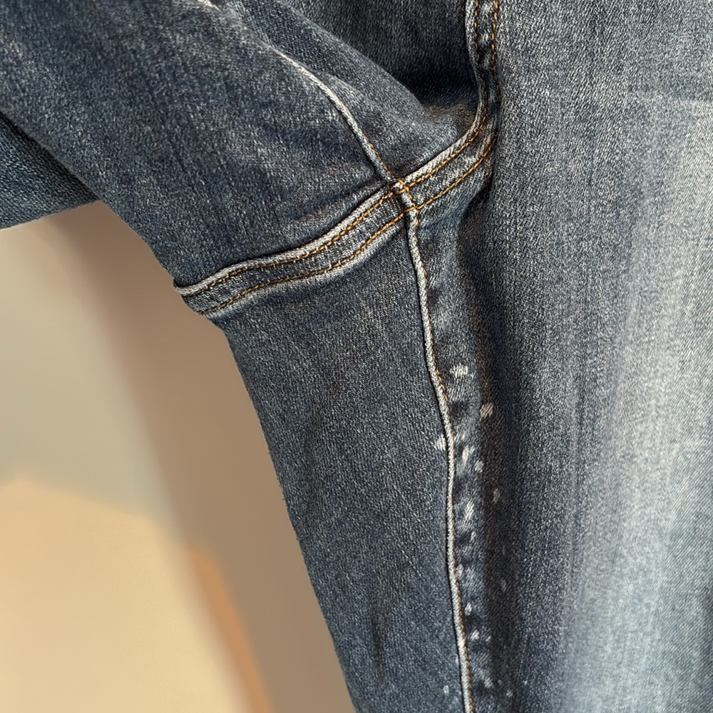 Judy Blue Boyfriend Fit jeans - distressed & intentional bleach spots - Picture 4 of 16